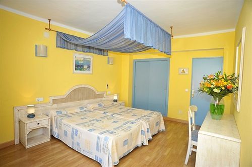Hostal Hpc Porto Colom Exterior photo